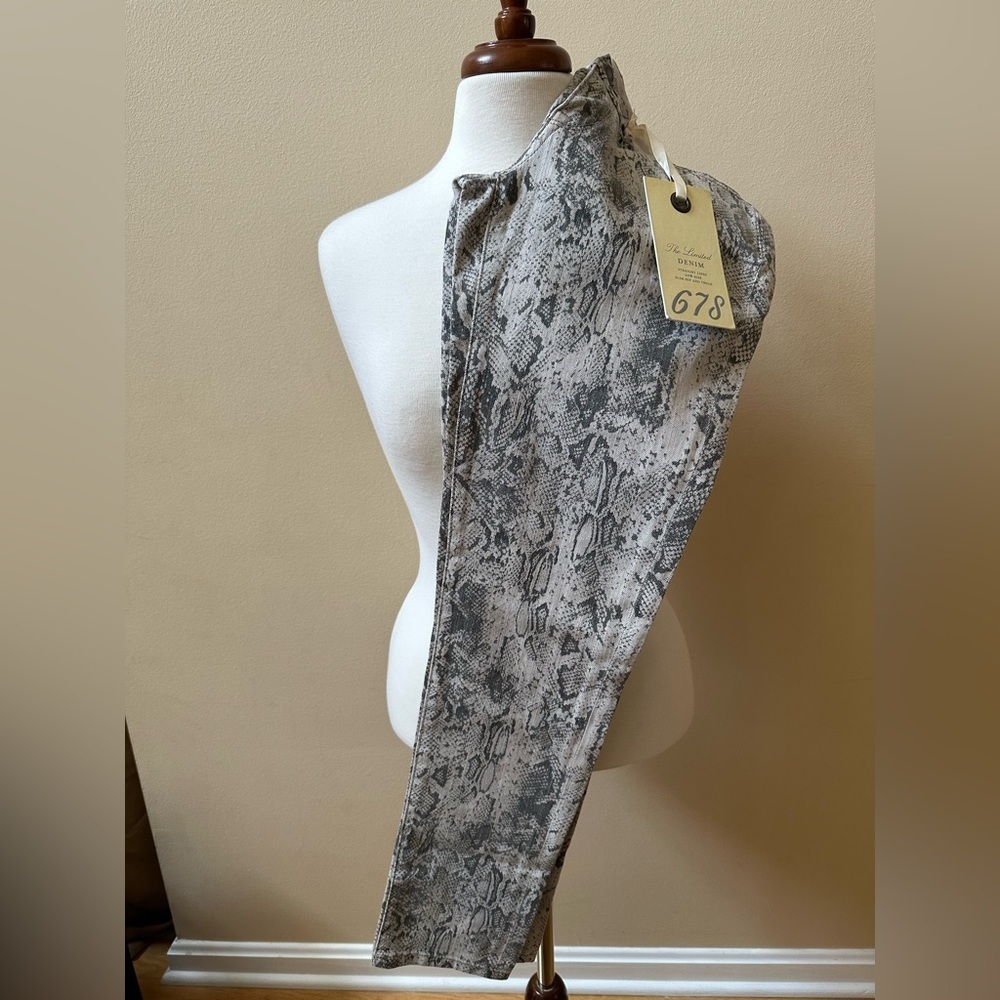 Limited Jeans 678 snake skin print, Sz 2, Strait Lines Low Rise Slim Hip/thigh